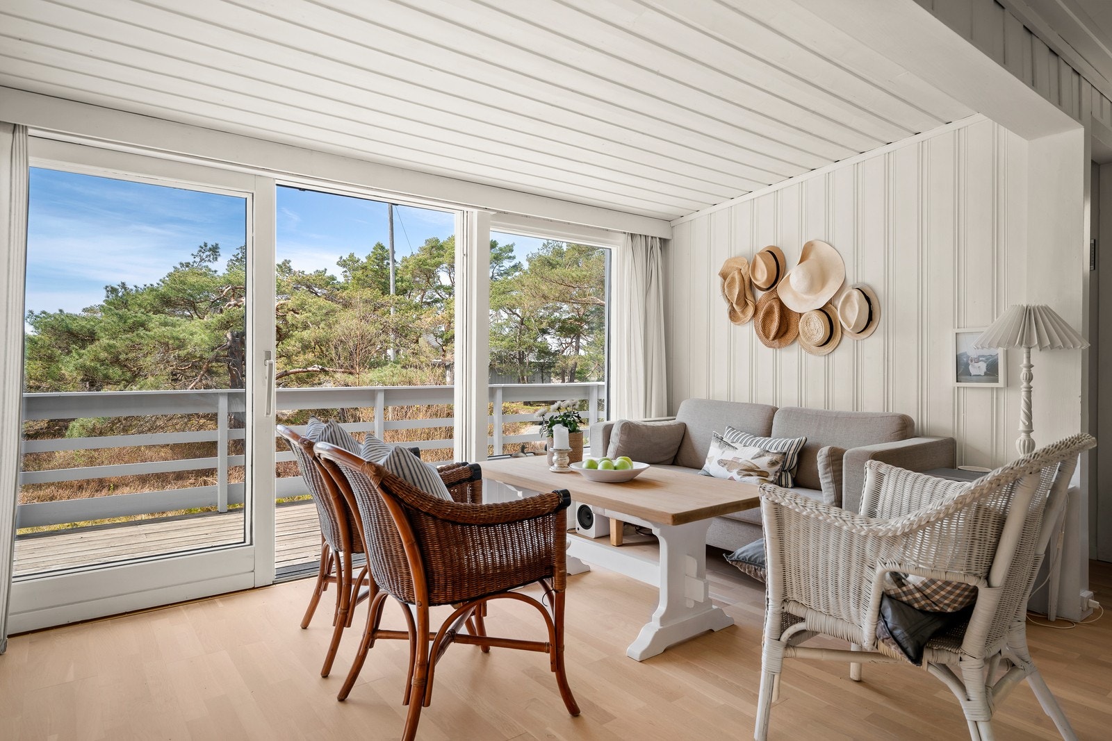 Hytta har et lyst og luftig allrom med stue og kjøkken i åpen løsning, hvor store vindusflater gir rikelig med lys og vakker sjøutsikt. Galleribilde