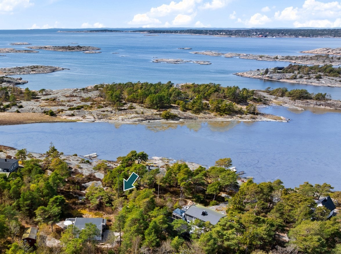 Usjenert og idyllisk fritidsperle kun 50 meter fra sjøen. Galleribilde
