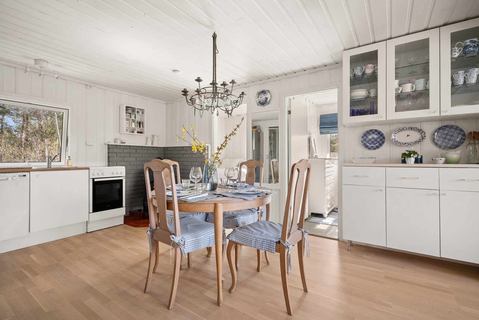 Kjøkken fra IKEA, nytt i 2013. Kjøkkenet er utstyrt med kjøl/fryseskap, oppvaskmaskin og komfyr med platetopp. Galleribilde