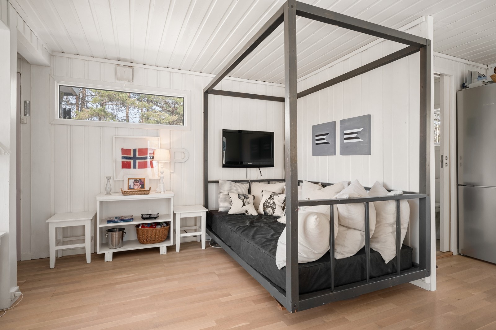 Stuen er smakfullt innredet med daybed - perfekt for komfort og avslapning. Galleribilde