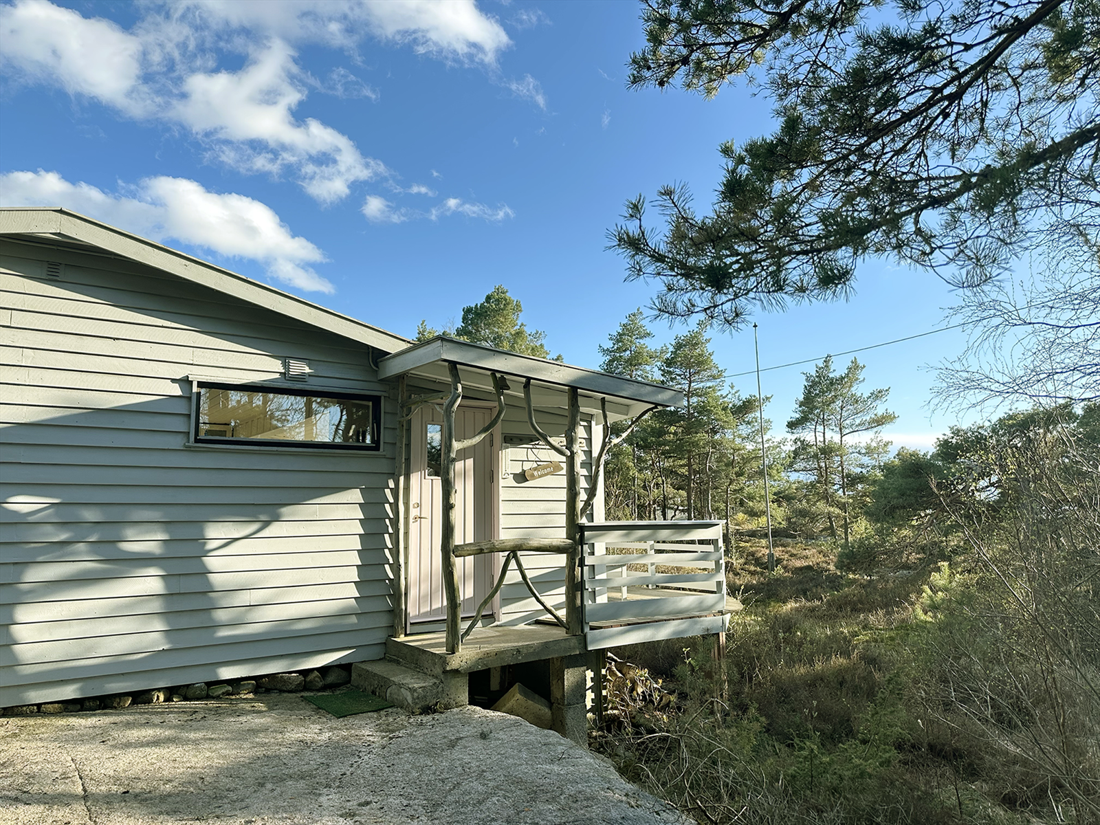 Velkommen inn gjennom den karakteristiske rosa hyttedøren - et sjarmerende blikkfang som inviterer deg rett inn i ferieroen. Galleribilde