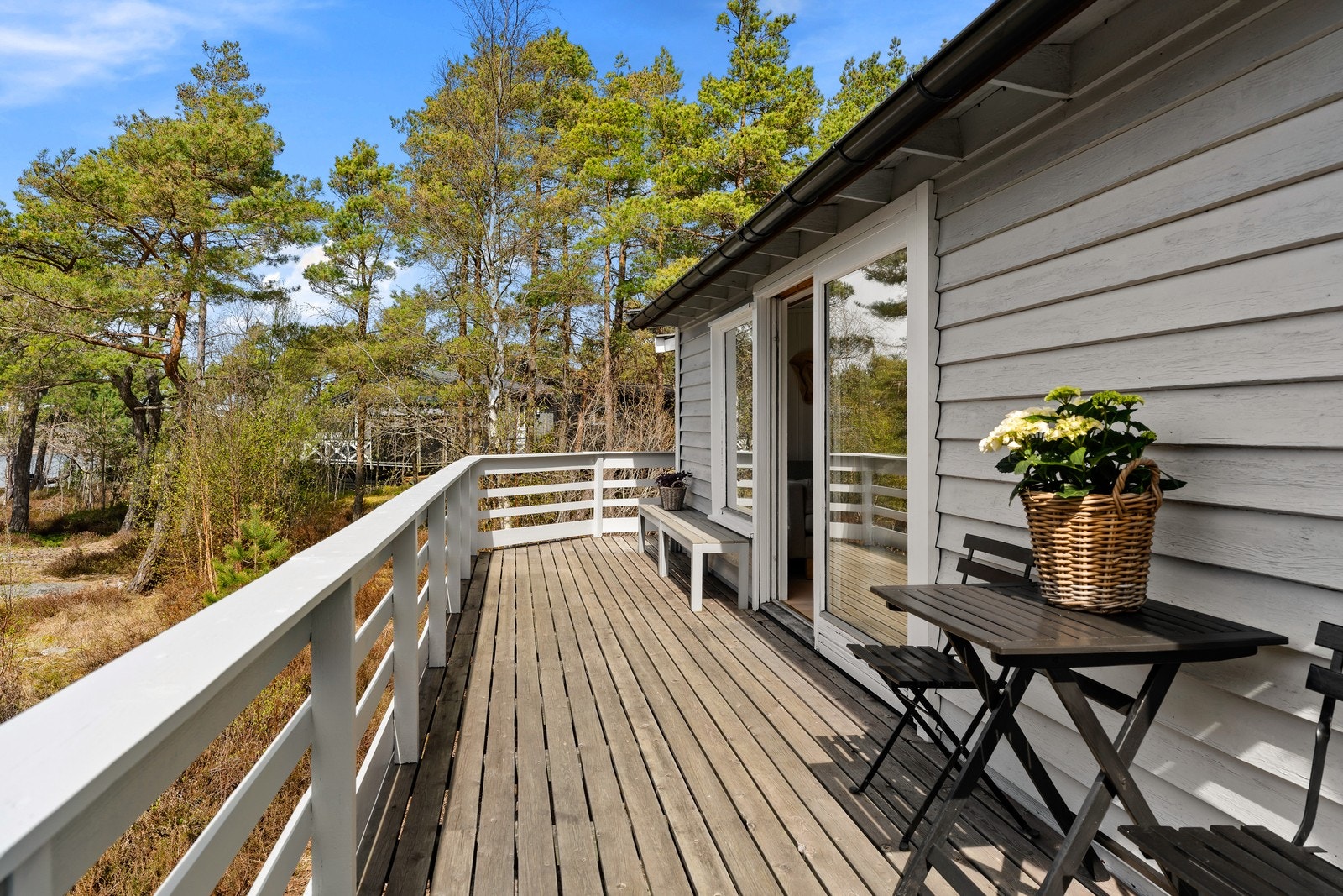 Tilgang fra stue til vestvendt terrasse på ca. 26 m². Galleribilde
