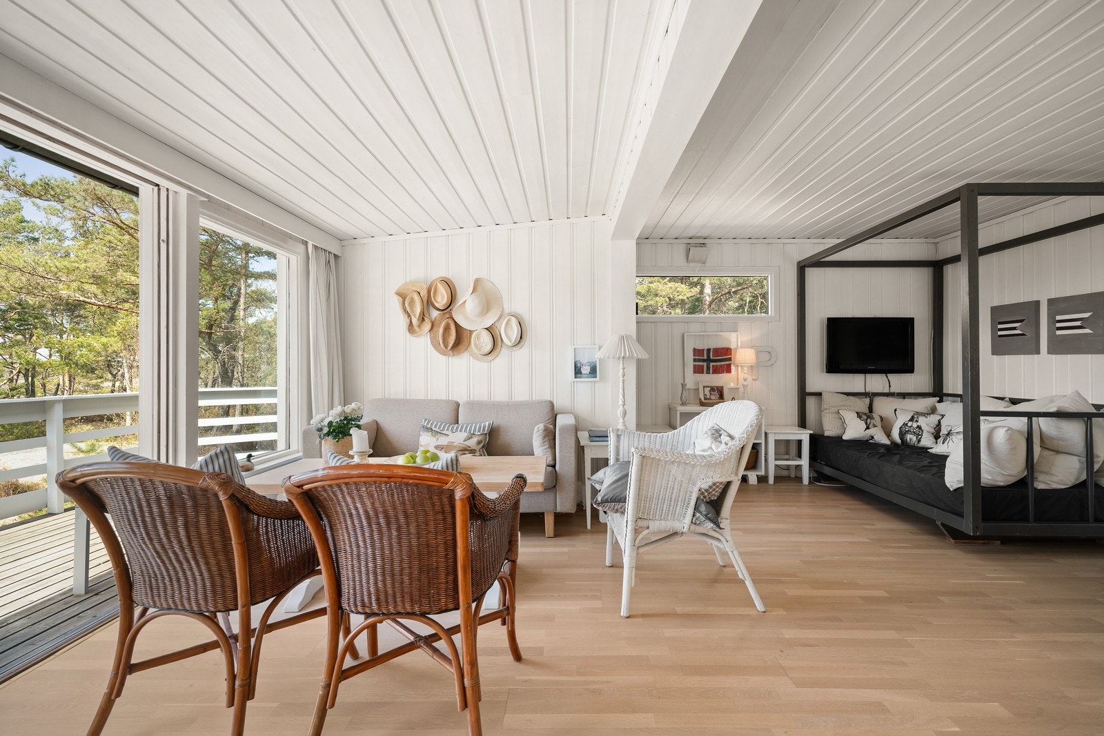 Lys og luftig stue med store vindusflater som slipper inn rikelig med naturlig lys og skaper en luftig atmosfære. Galleribilde