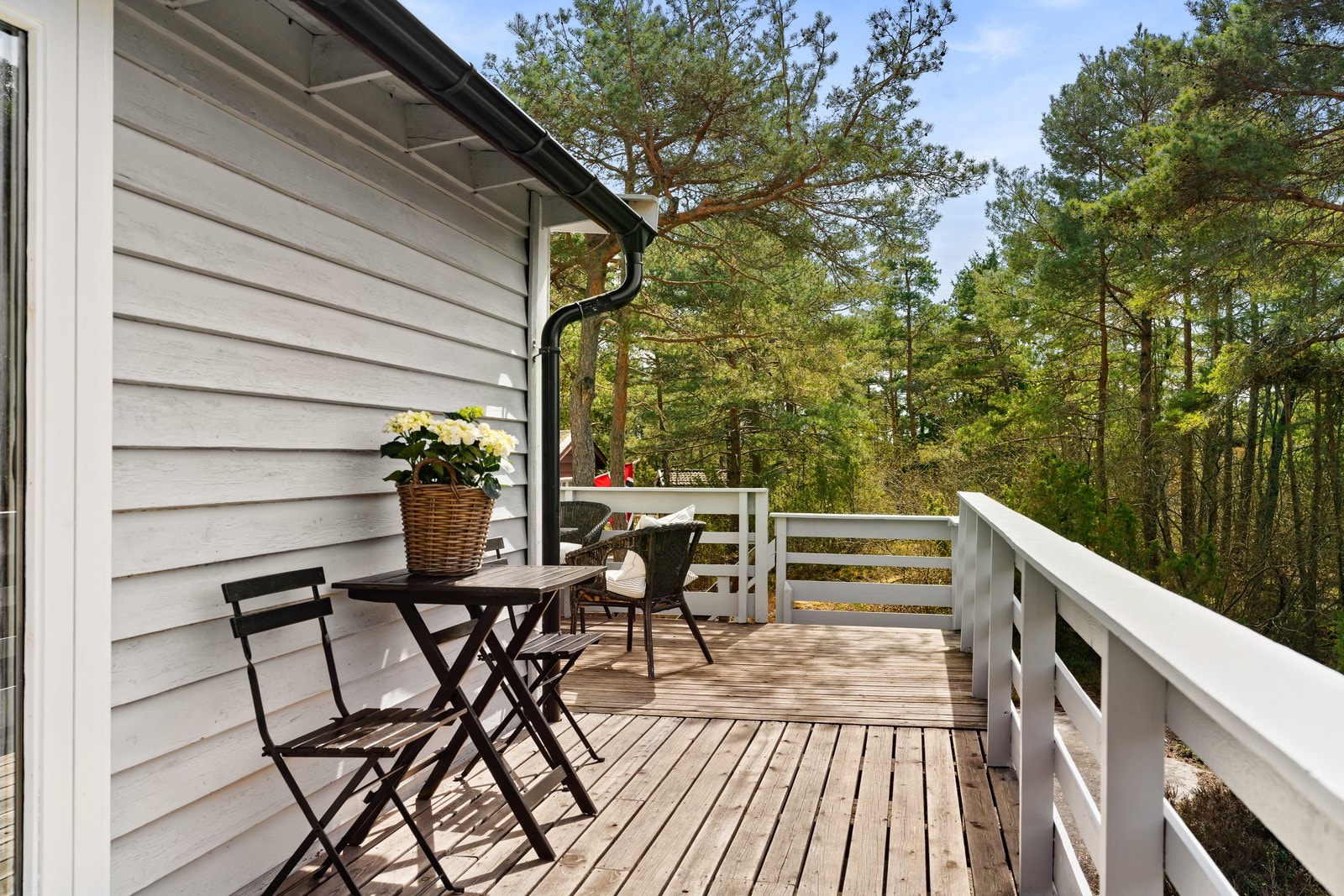 Uteområdet byr på romslig terrasse som gir rikelig med plass til lek og aktivitet for både små og store. Et flott sted for avslapning og sosiale sammenkomster. Galleribilde