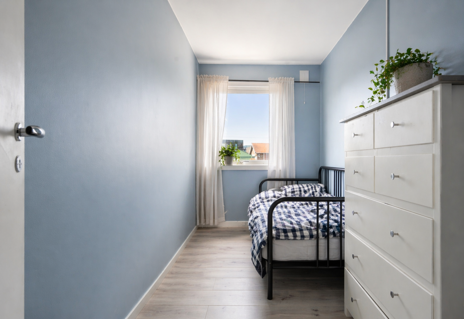 Koselig og lyst soverom med moderne overflater. Gardiner er KI-genrert. Galleribilde
