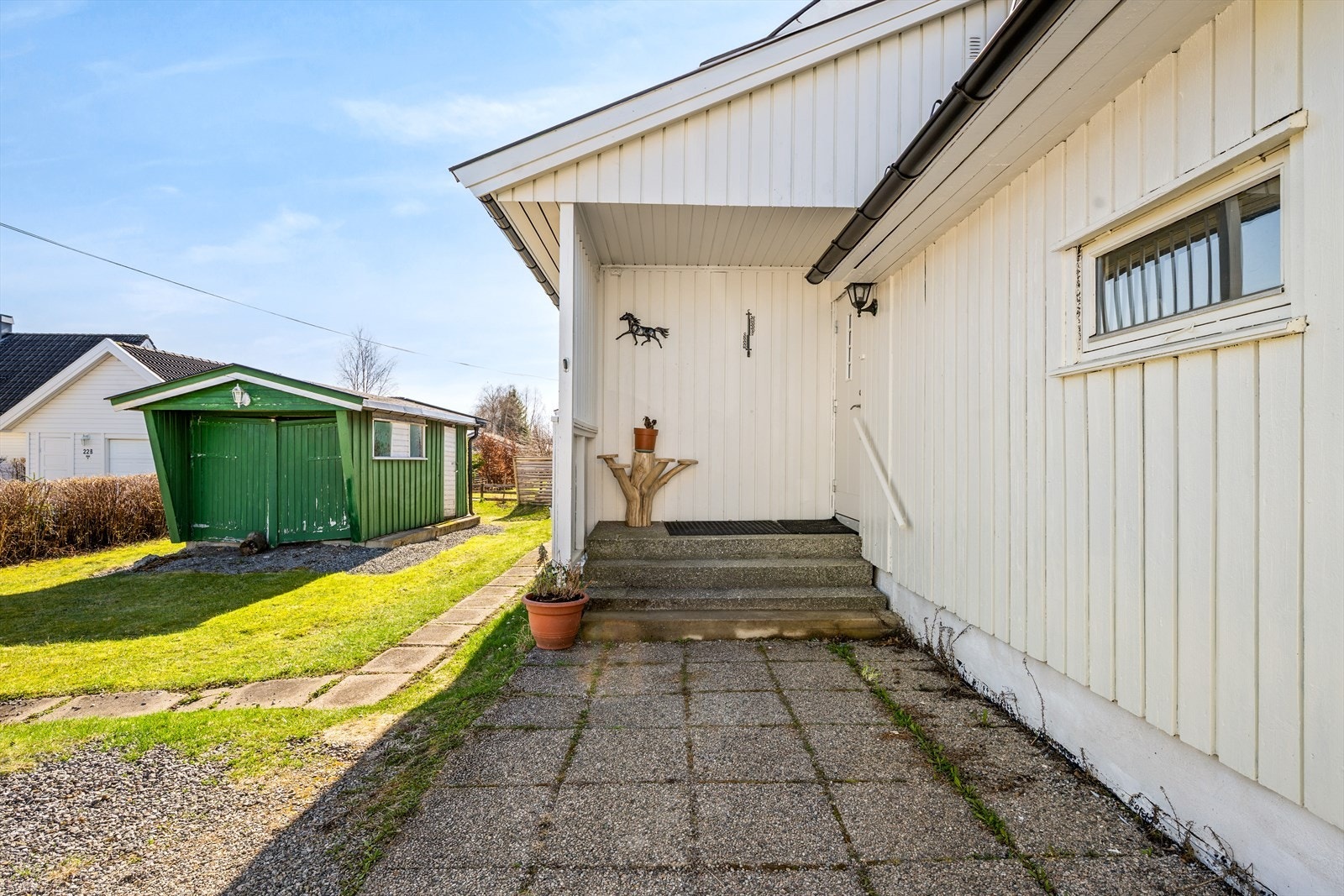 Innebydende steinlagt inngangsparti. Galleribilde