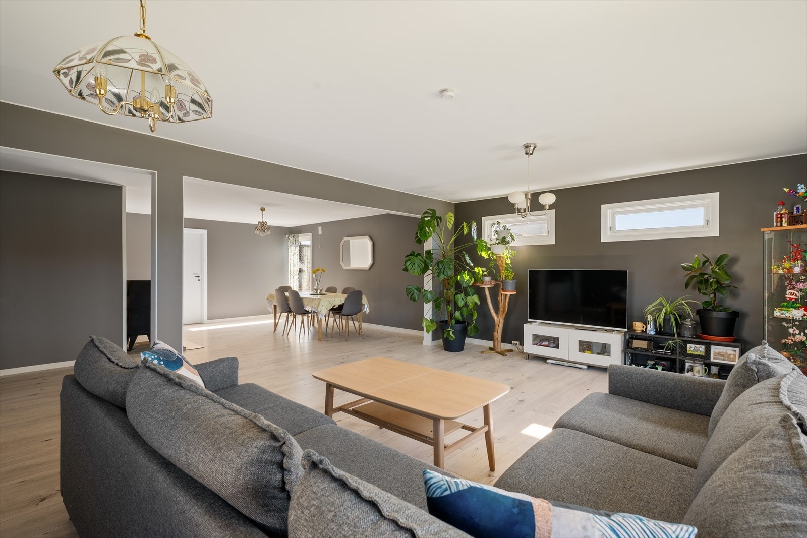 Stuen har fint og lyst laminat gulv som bidrar til et moderne og tidløst inntrykk. Galleribilde