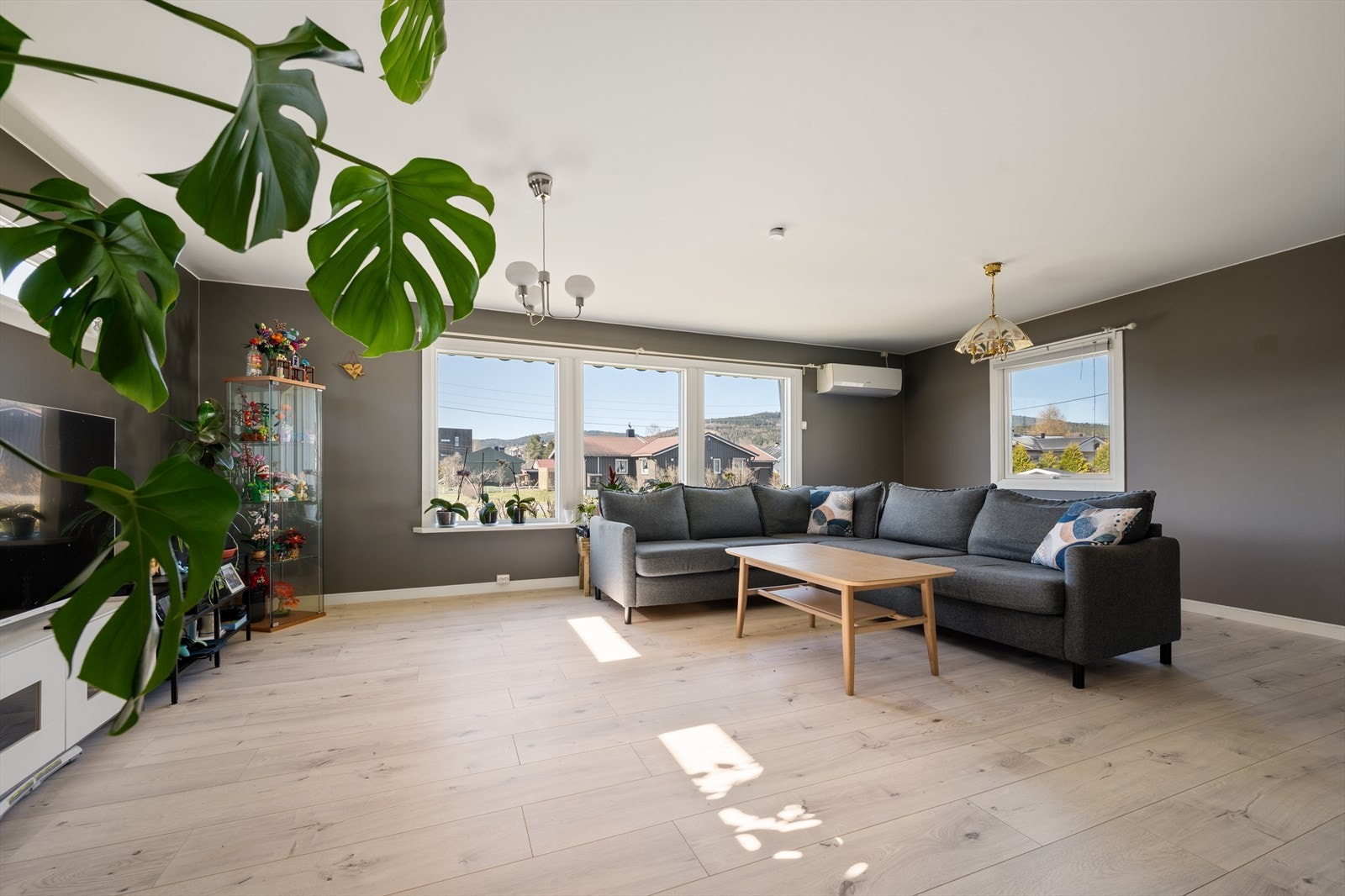 Stuen har store vindusflater fra flere vinkler som bidrar til en luftig atmosfære og slipper inn rikelig med naturlig lys. Overflatene ble pusset opp i 2021 Galleribilde
