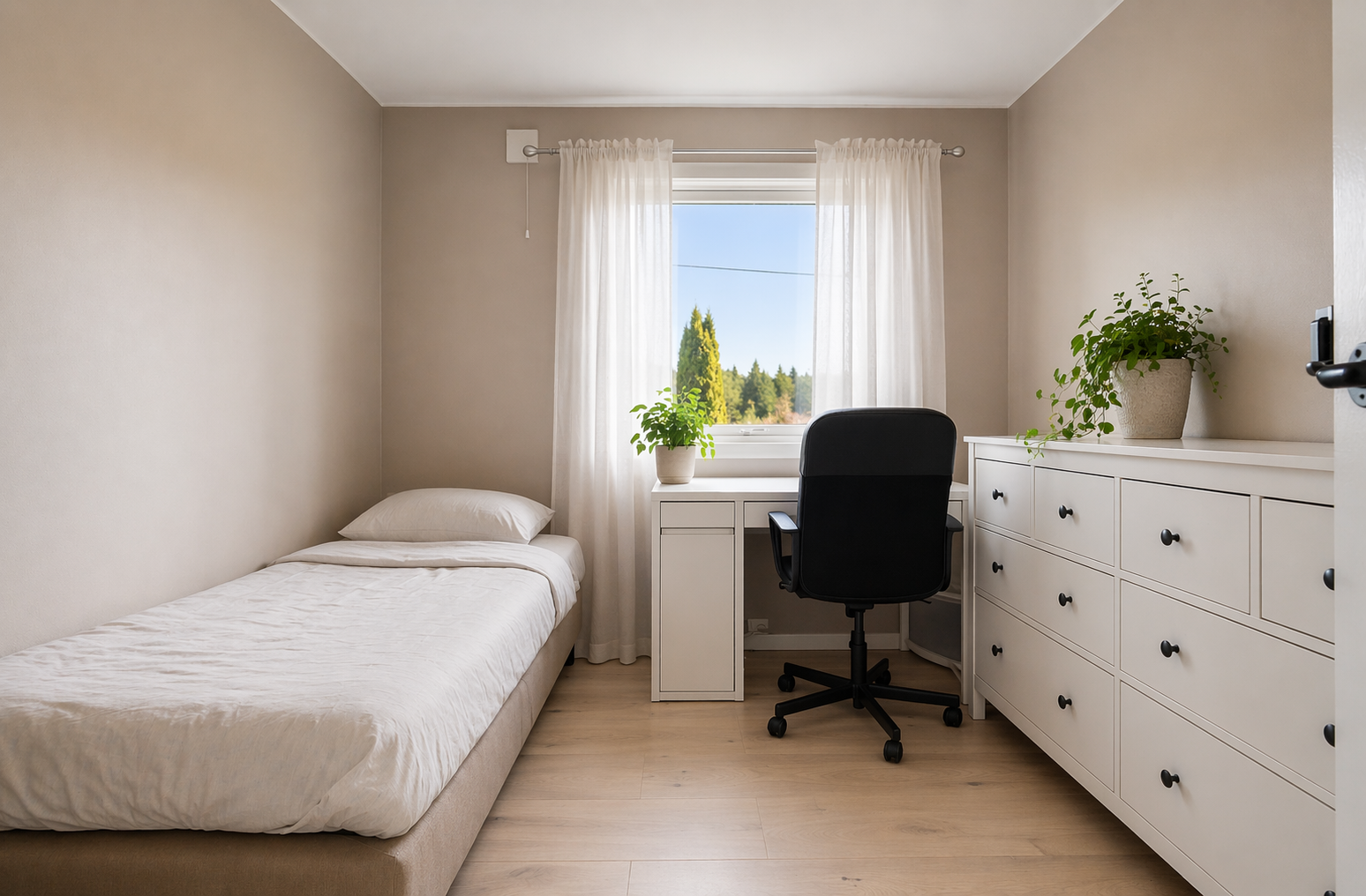 Soverommet har lyse og moderne flater, og god plass til både garderobe og pult. Gardiner og planter er KI-generert. Galleribilde