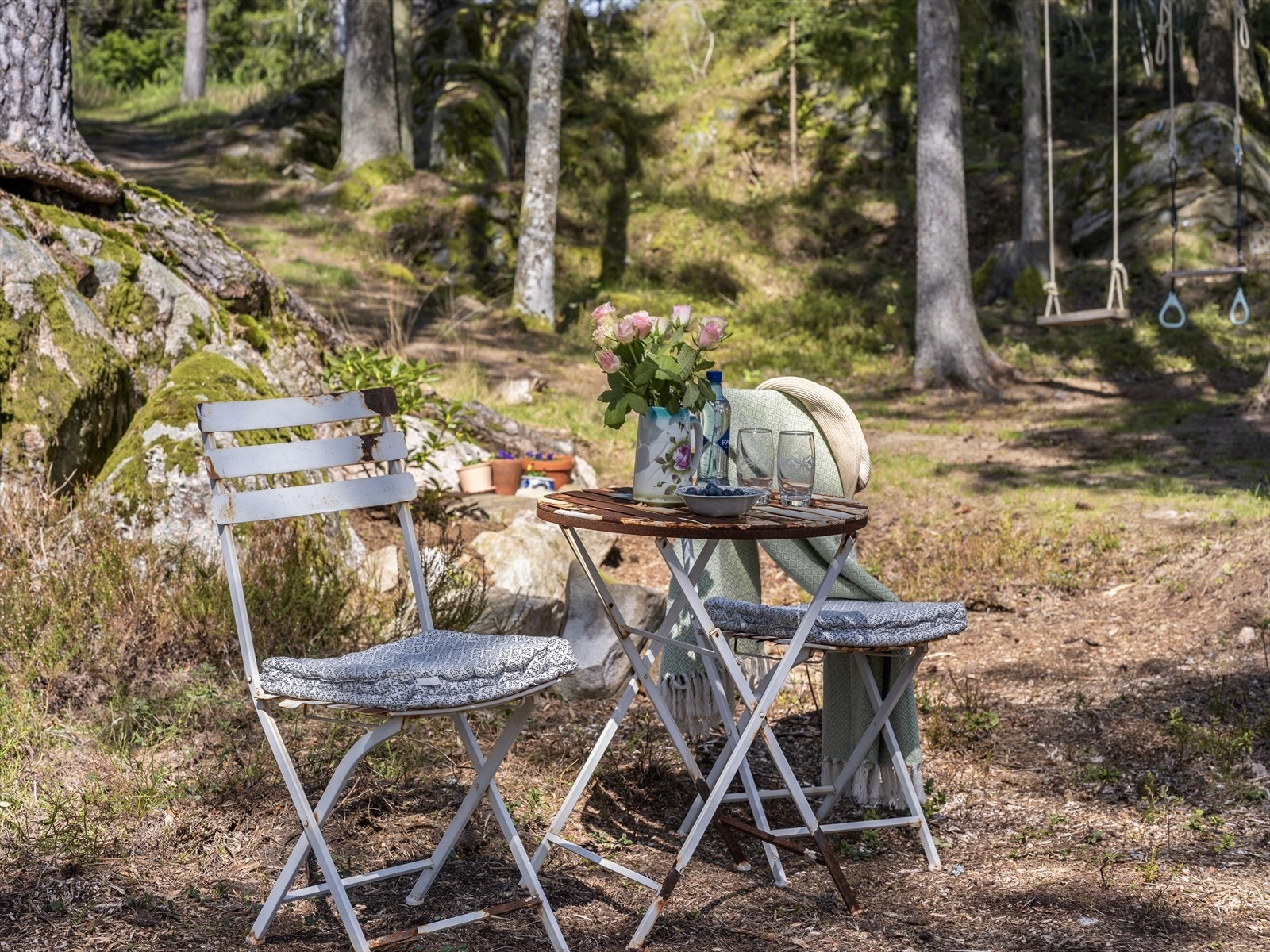 Finn din egen favorittplass i solen på den store naturtomten. Galleribilde