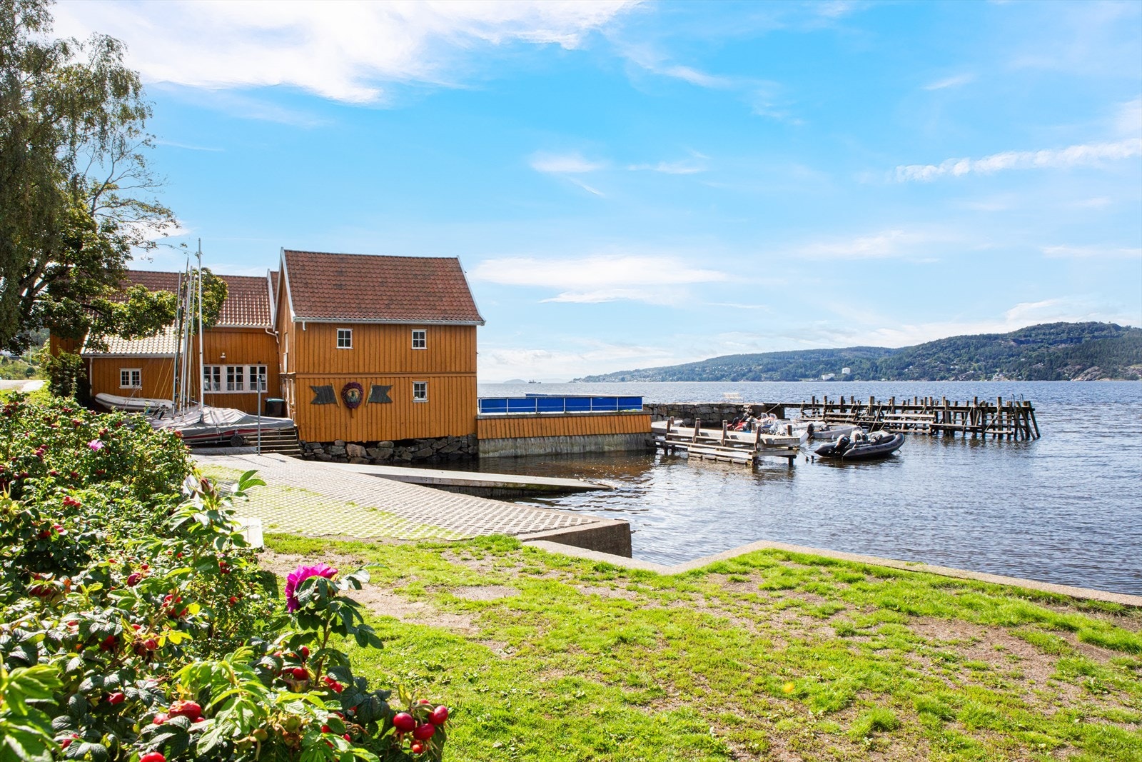 Sommerparadiset Hvitsten ligger i idyllisk til ved Oslofjorden Galleribilde