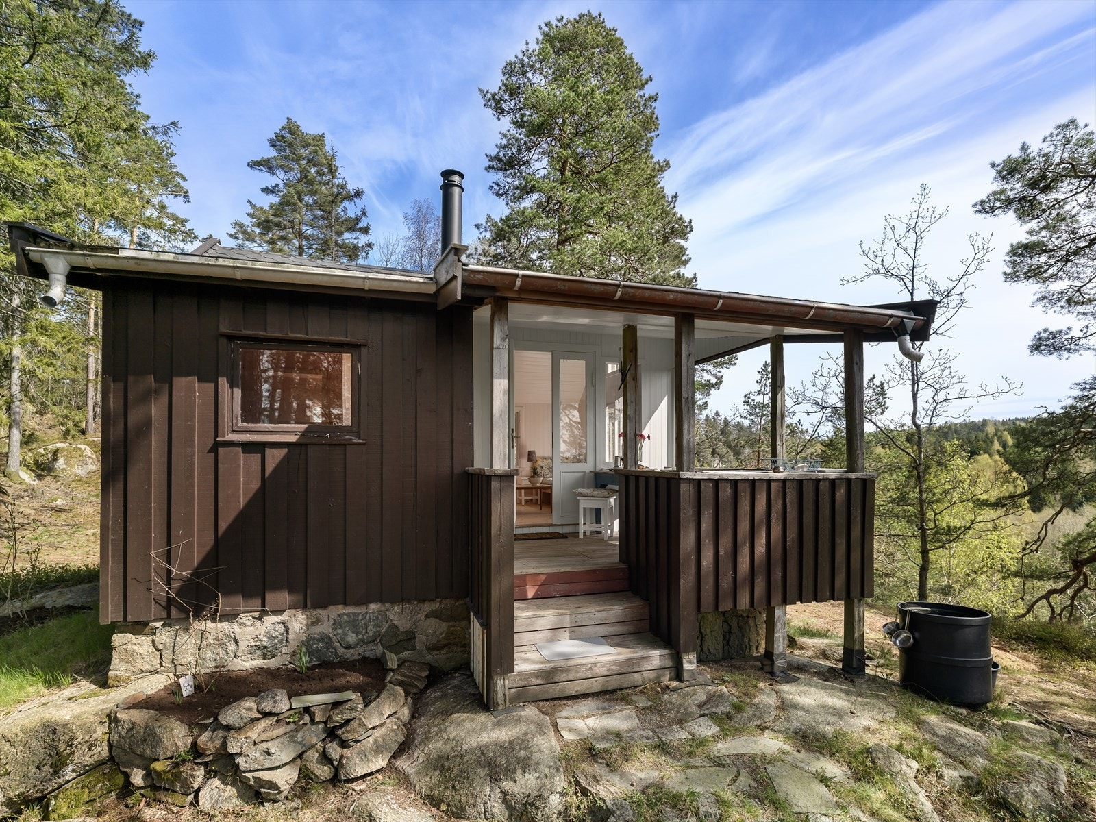 Hytta er fundamentert på en natursteinsmur og glir fint inn i terrenget. Galleribilde
