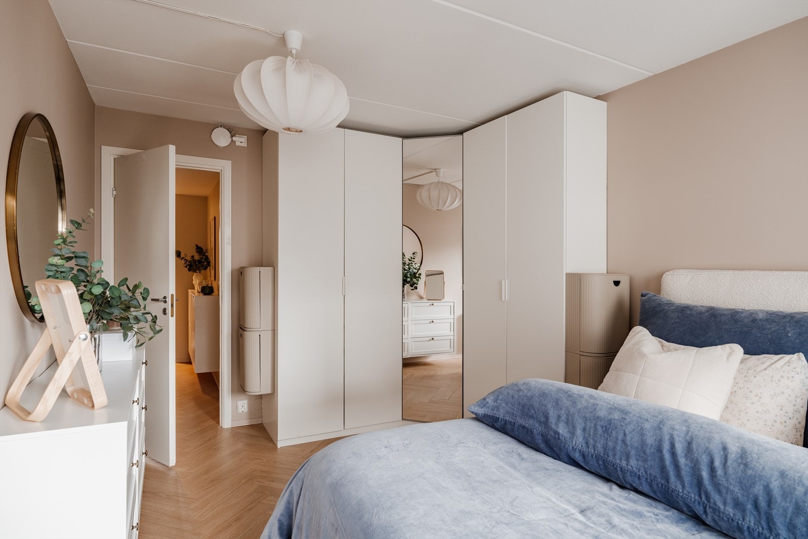 De beige boksene er perfekt til skittentøy. Galleribilde