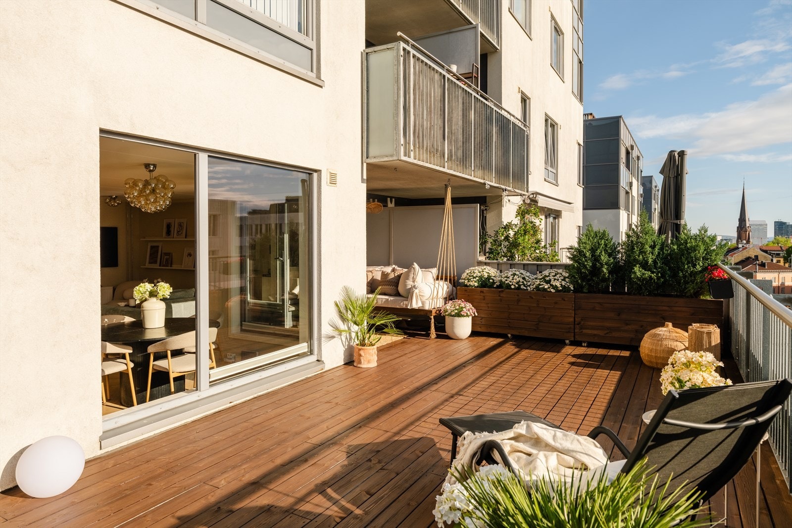 Det er store vindusflater (og to utganger) mellom stue og takterrasse gjør at den fungerer som en forlengelse av oppholdsrommet om sommeren. Galleribilde