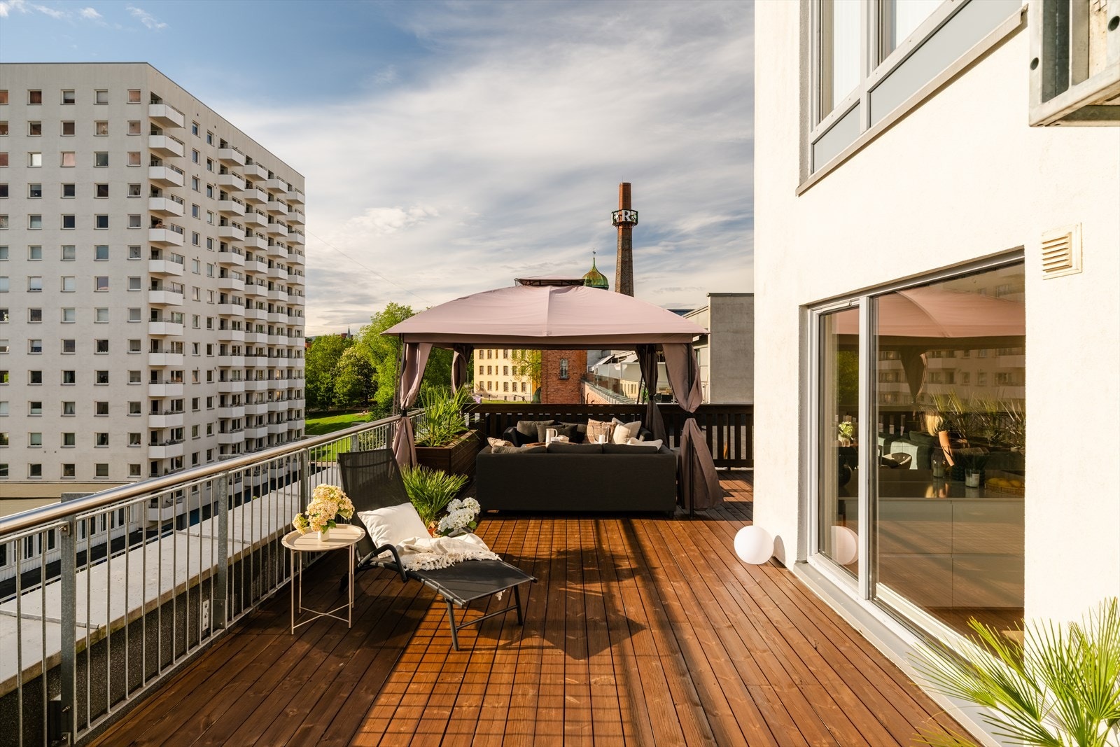 Leiligheten har gode kvaliteter som høy standard, heisadkomst, stor og unik takterrasse, herlig utsikt og svært gode solforhold. Galleribilde