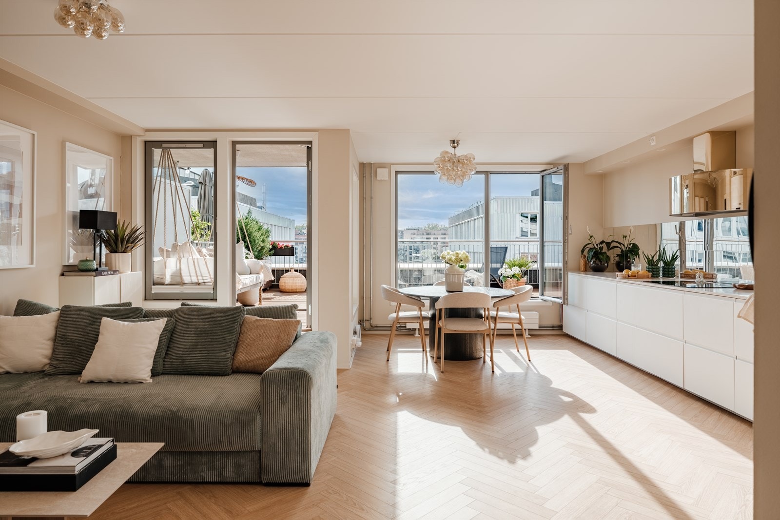 Velkommen inn! Leiligheten har en lys, romslig og utrolig hyggelig stue med åpen løsning mot kjøkkenet. Galleribilde