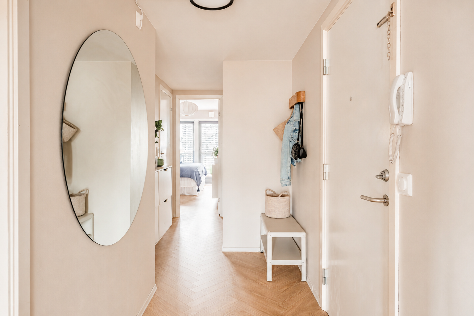 En gjennomtenkt planløsning som legger til rette for to svale og behagelige soverom i den rolige bakkant av leiligheten, mens den sosiale sonen er plassert i front med rikelig lysinnslipp og gode solforhold. Galleribilde
