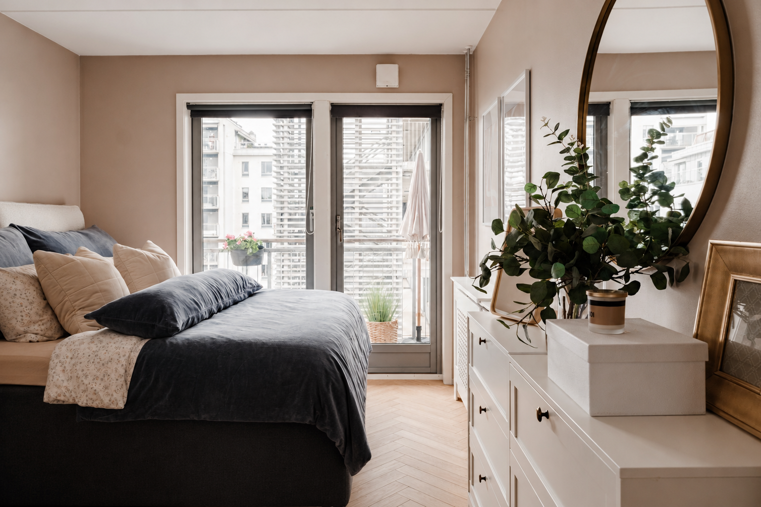 Utgang til en herlig balkong med morgensol om sommeren. Galleribilde