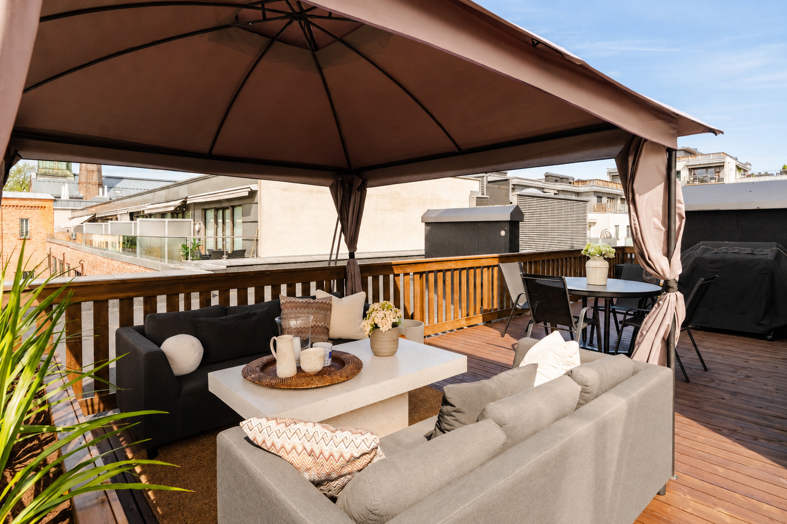 Siden takterrassen er så stor har man plass til flere forskjellige soner. Den ene siden er innredet med paviljong, sofagruppe, spisebord og grill. I tillegg har man plass til putekasser, beplantning m.m. bakerst på terrassen. Galleribilde