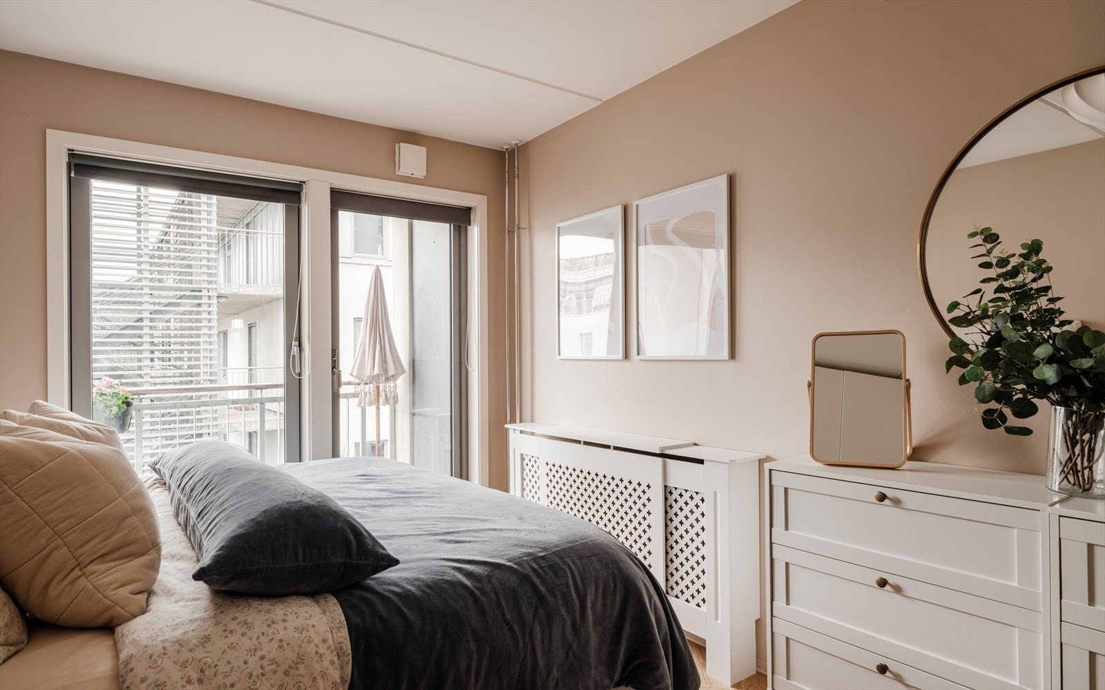 Her har man god plass til dobbeltseng, garderobeskap, kommode og nattbord. Galleribilde