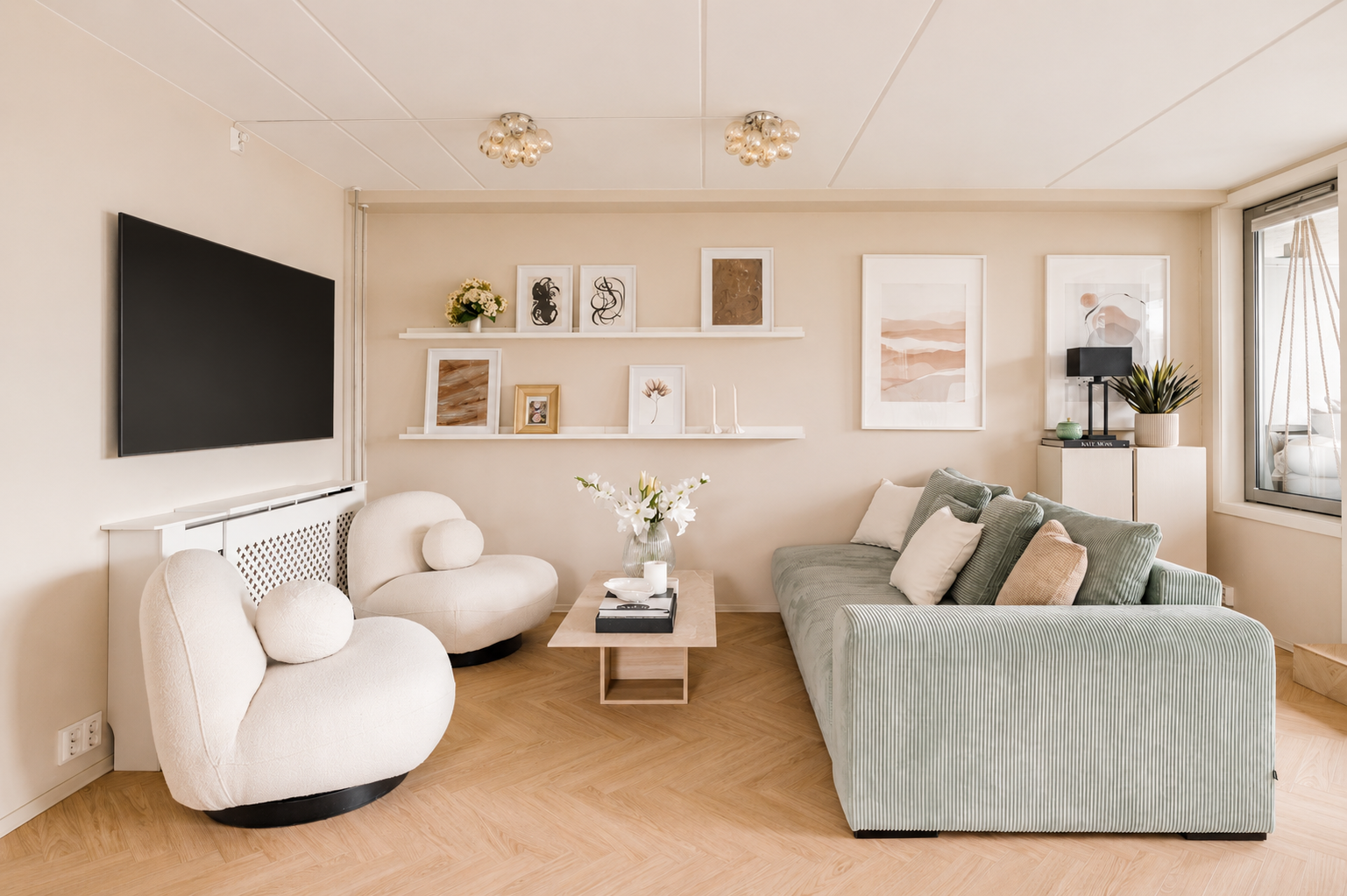 Det er god plass til stor sofagruppe og vegghengt TV. Galleribilde
