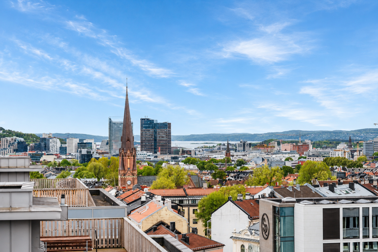 Her bor man høyt og fritt med nydelig utsikt utover Oslo og ned mot Oslofjorden. Galleribilde