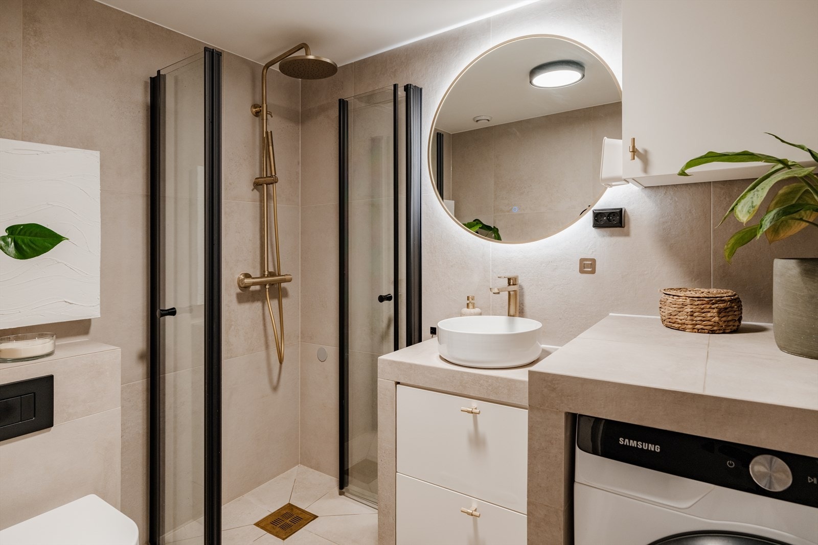Badet er av god størrelse, med plass til det man trenger. Gulvvarme. Lampe i tak og rundt speil. Galleribilde