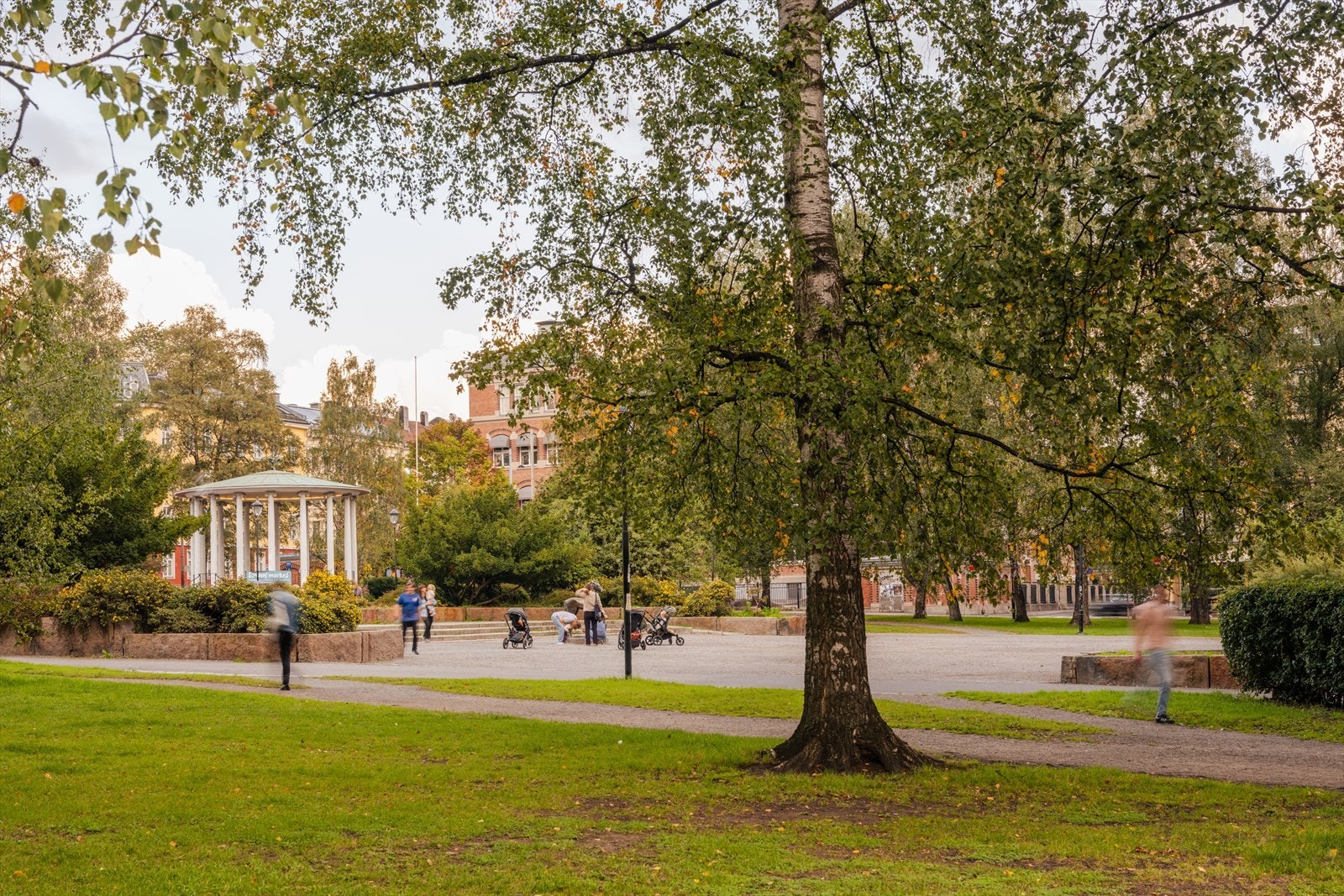 Går man nedover kommer man til Birkelunden med vakre parkområder, populære spisesteder og nisjebutikker. Galleribilde