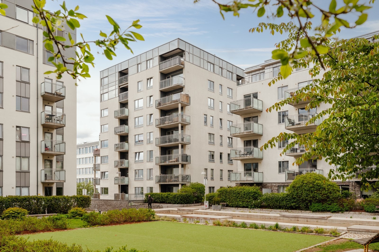 Bygården er omkranset av flotte grøntområder på sameiets tomt, parområde ved siden av og Akerselva like ved. Galleribilde