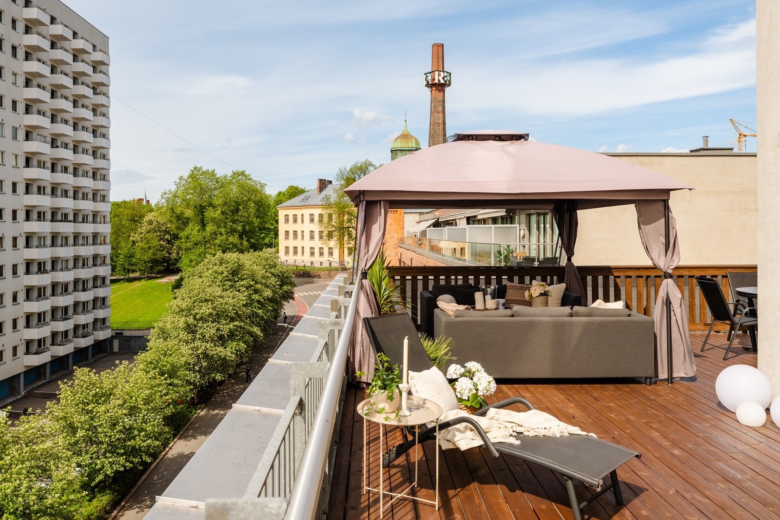 Leiligheten har en attraktiv beliggenhet på Øvre Løkka, midt mellom Alexander Kiellands plass, Sagene og Grunerløkka. Til venstre i bildet ser du et lite parkområde som ligger mellom bygård og Akerselva. Galleribilde