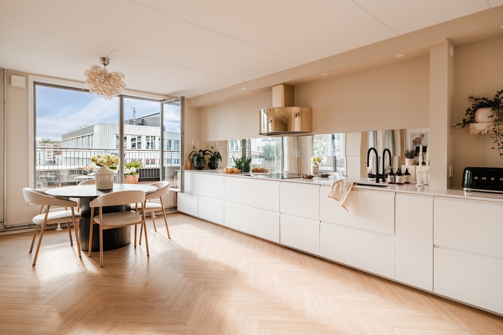 Det er rikelig med skap- og benkeplass, samtidig som kjøkkenet er smart integrert uten å oppta unødig plass i stuen. Galleribilde