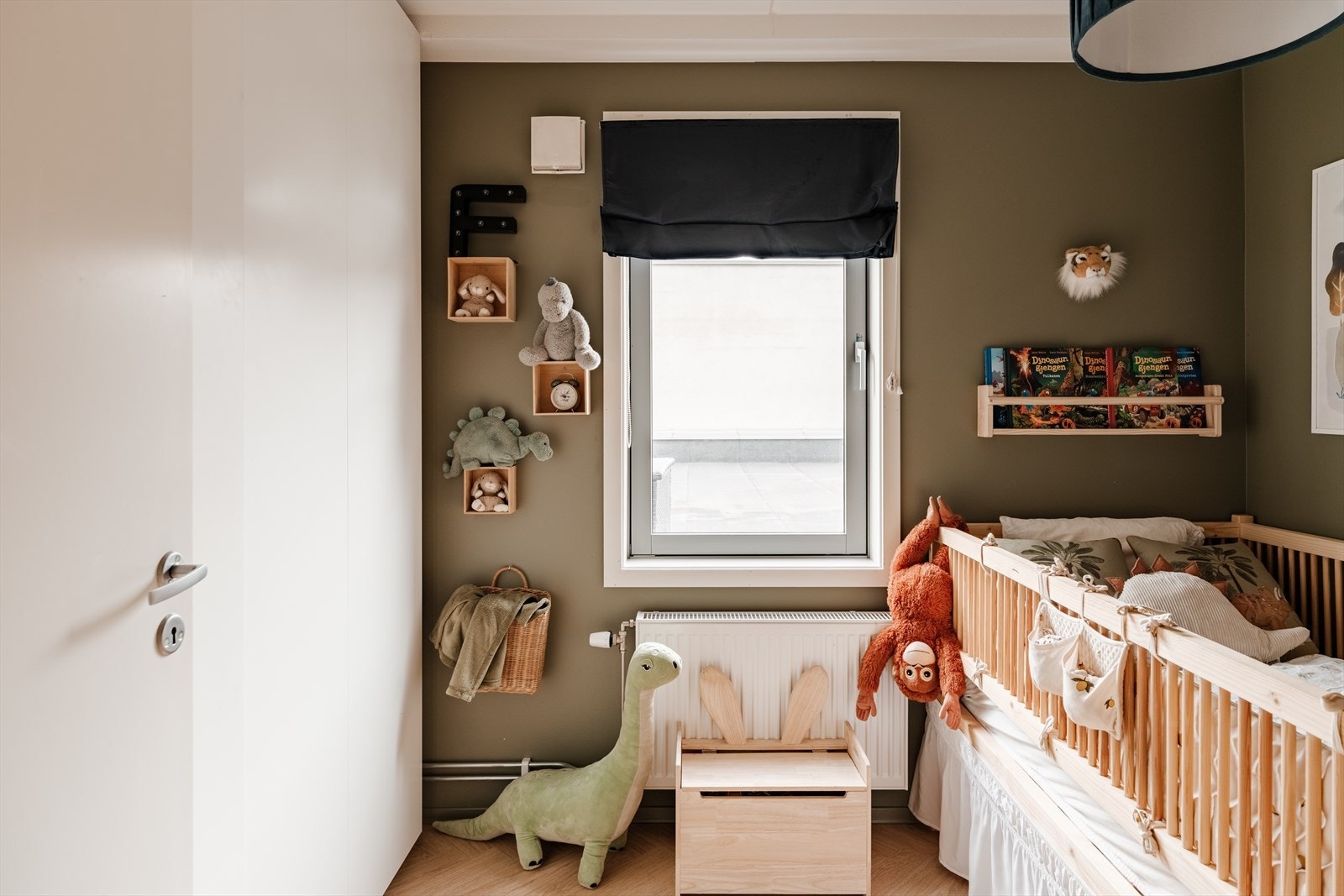 Vindu som vender mot rolig uteområde. Legg merke til skyvedørsgarderoben med hvite fronter på venstre side. Den er dyp og stor, uten å ta for mye plass/fokus i rommet. Galleribilde