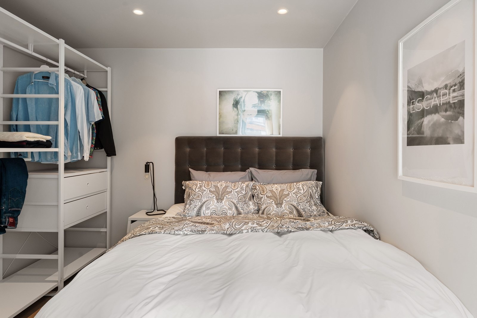Rikelig med plass til både seng, garderobe og pult. Galleribilde