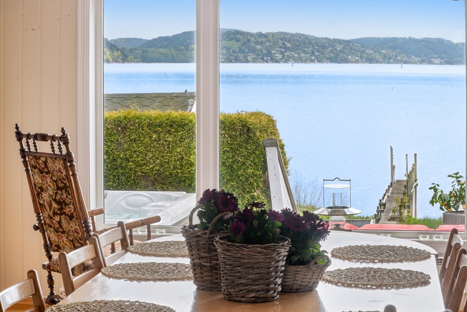Fra spisestuen er det utgang til en treterrasse på ca. 46 m² med boblebad. Galleribilde