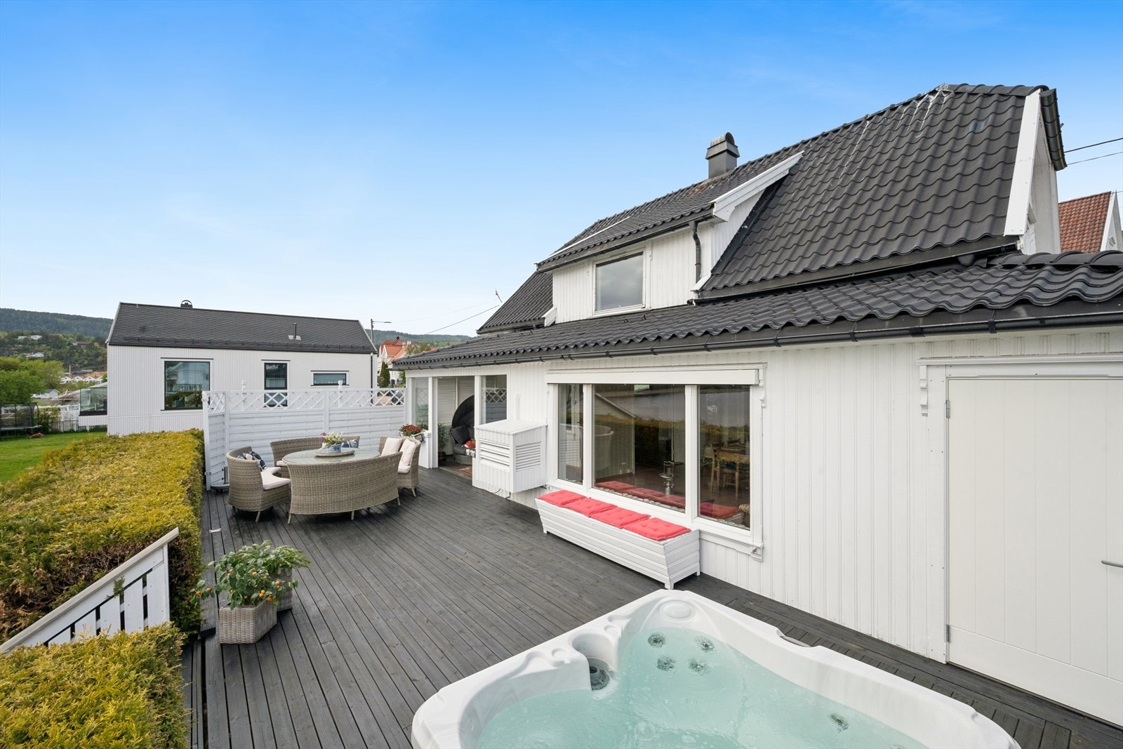 Den store treterrassen har god plass til flere sittegrupper og et boblebad. Galleribilde