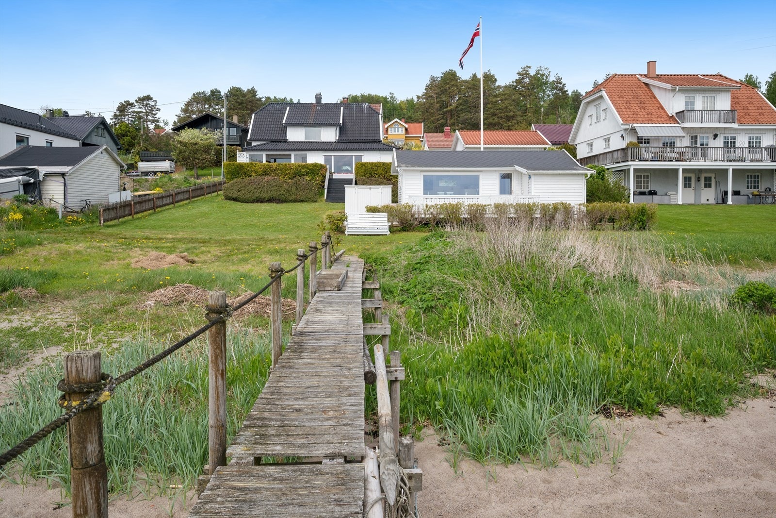 Fra boligen er det kort kjøreavstand til Sætre, hvor du finner et godt utvalg av forretninger og servicefunksjoner. Galleribilde