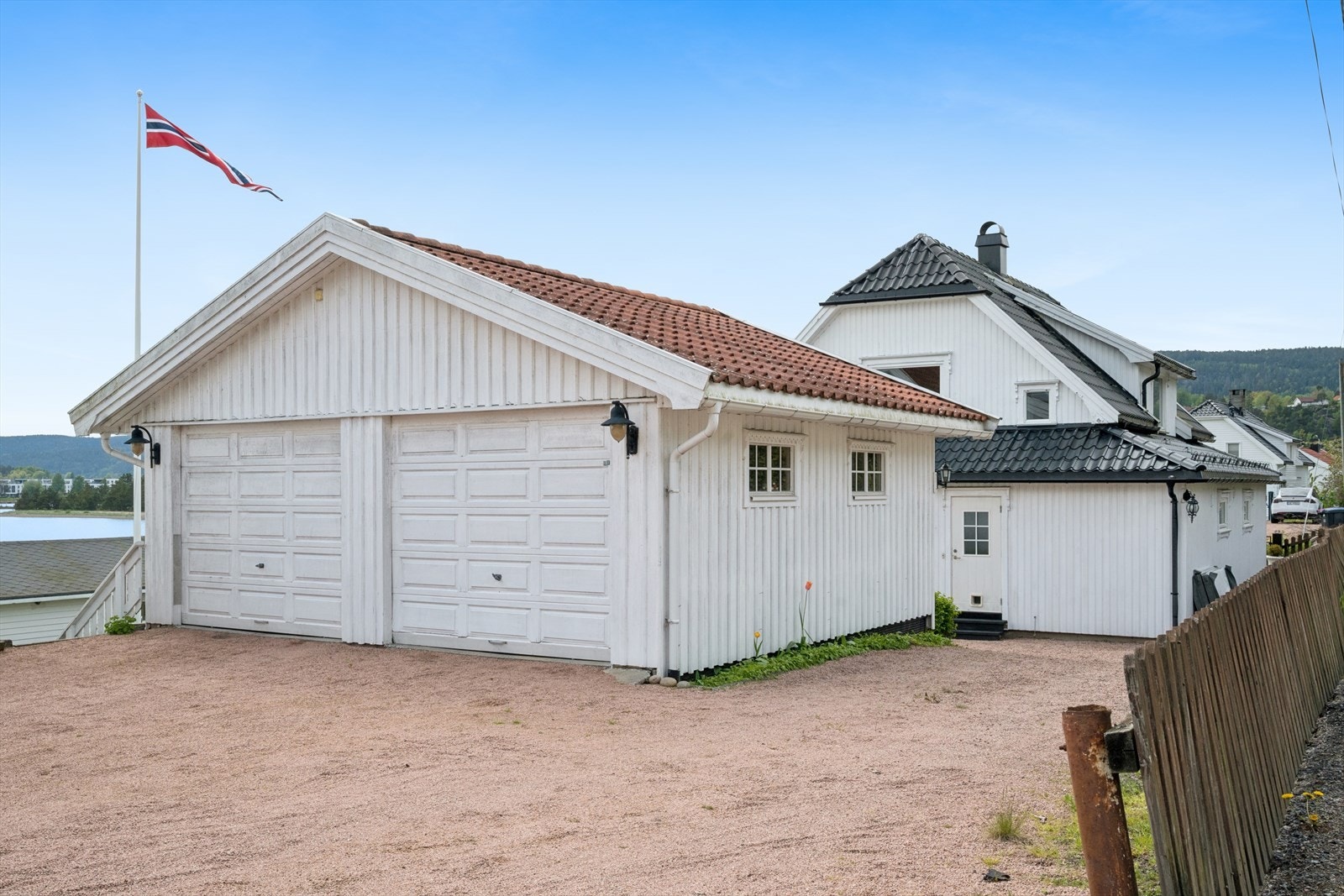 Eiendommen disponerer én plass i en delt dobbelgarasje, samt en bod i garasjens underetasje. Galleribilde