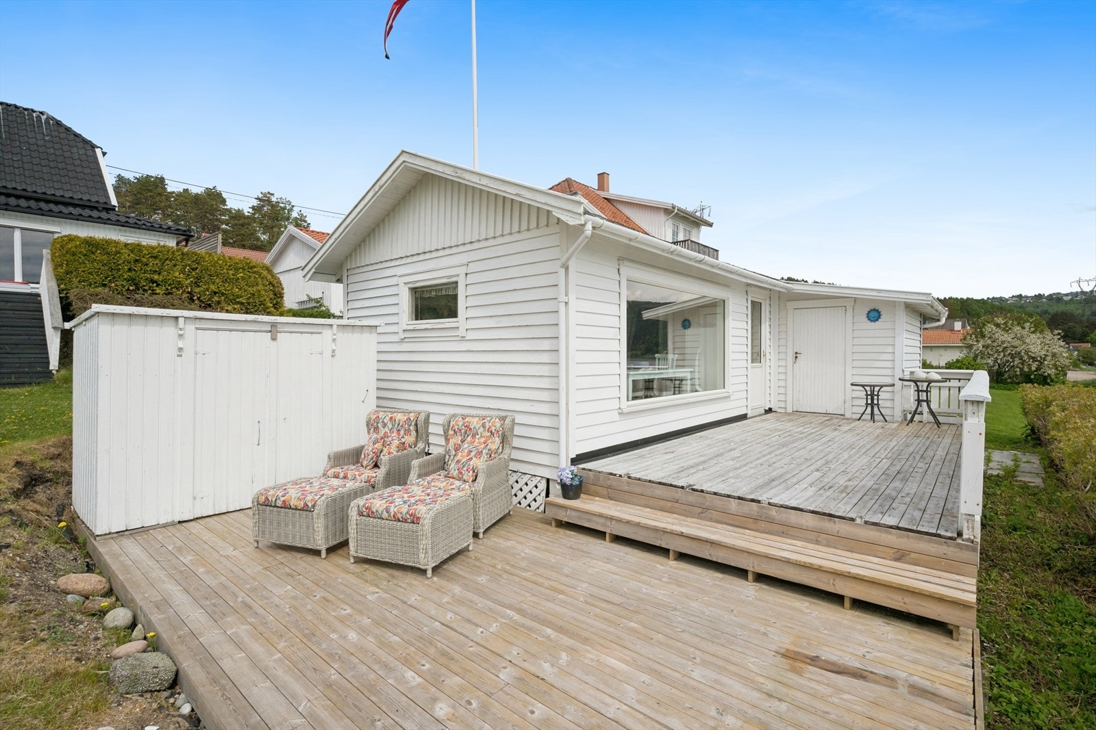 Annekset, opprinnelig en sjøbod, har en egen treterrasse på ca. 36 m². Galleribilde