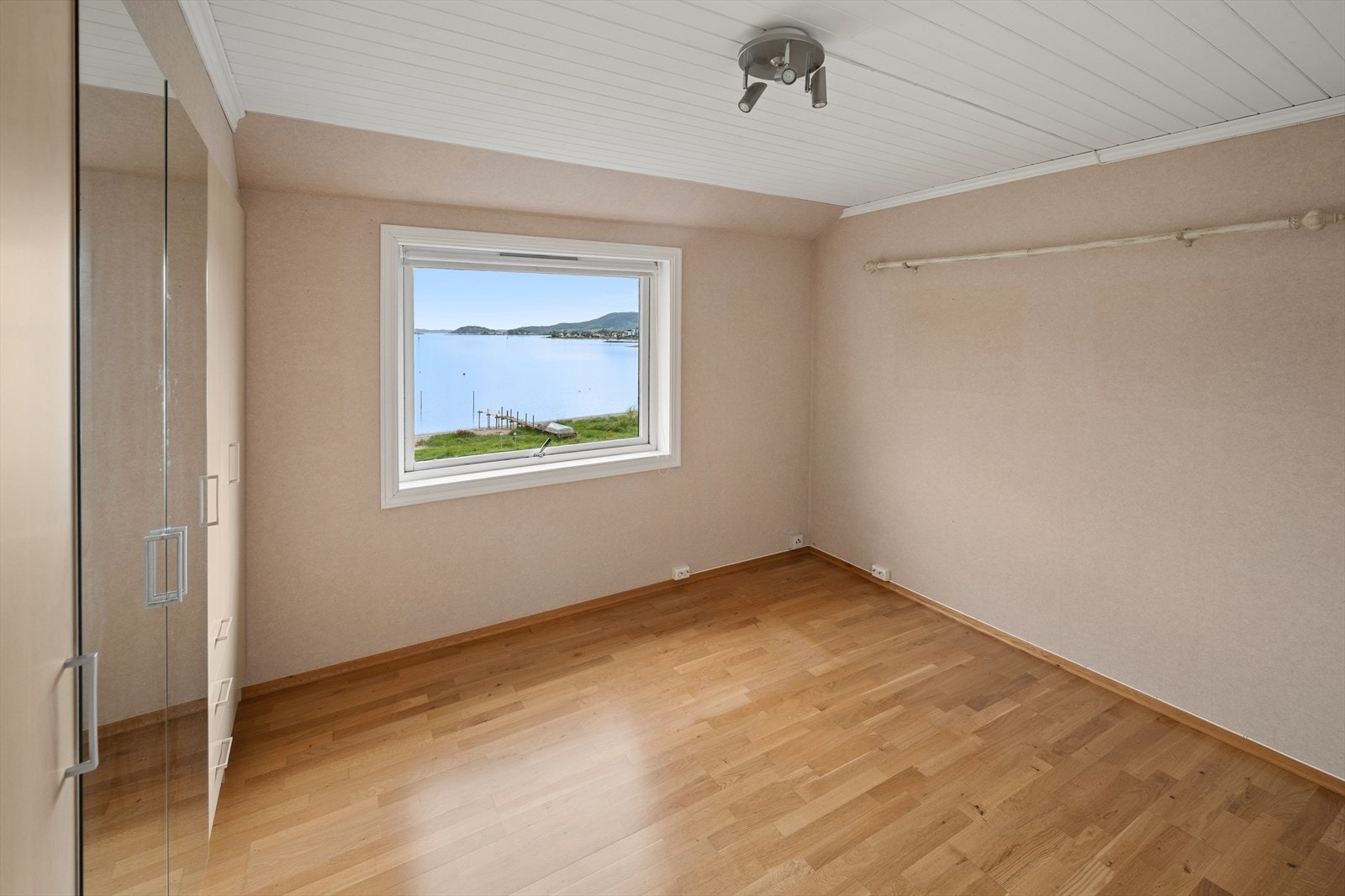 Også fra soverommene i andre etasje er det flott utsikt mot sjøen. Galleribilde