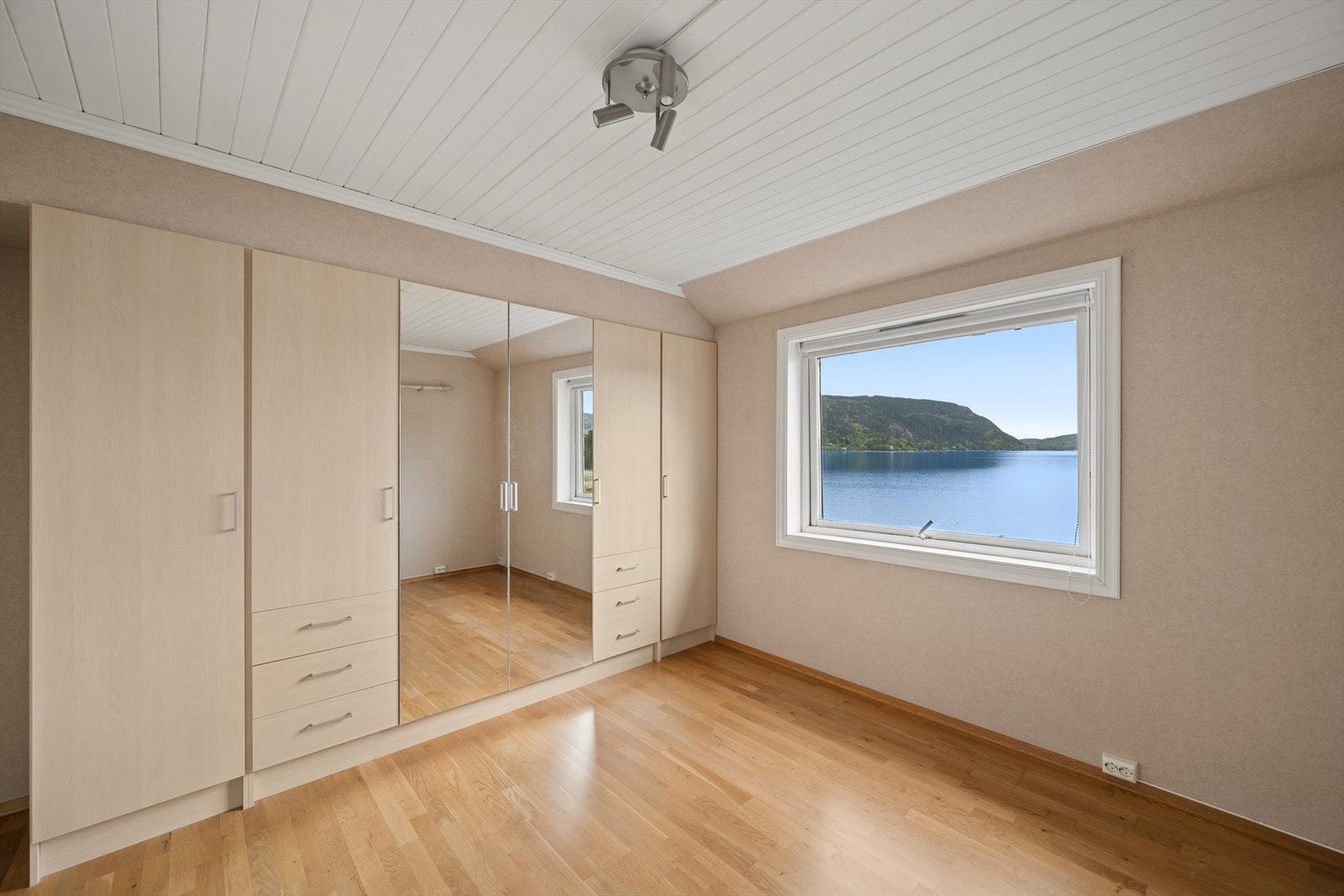 Det ene soverommet har en stor garderobeløsning med speilfronter. Galleribilde