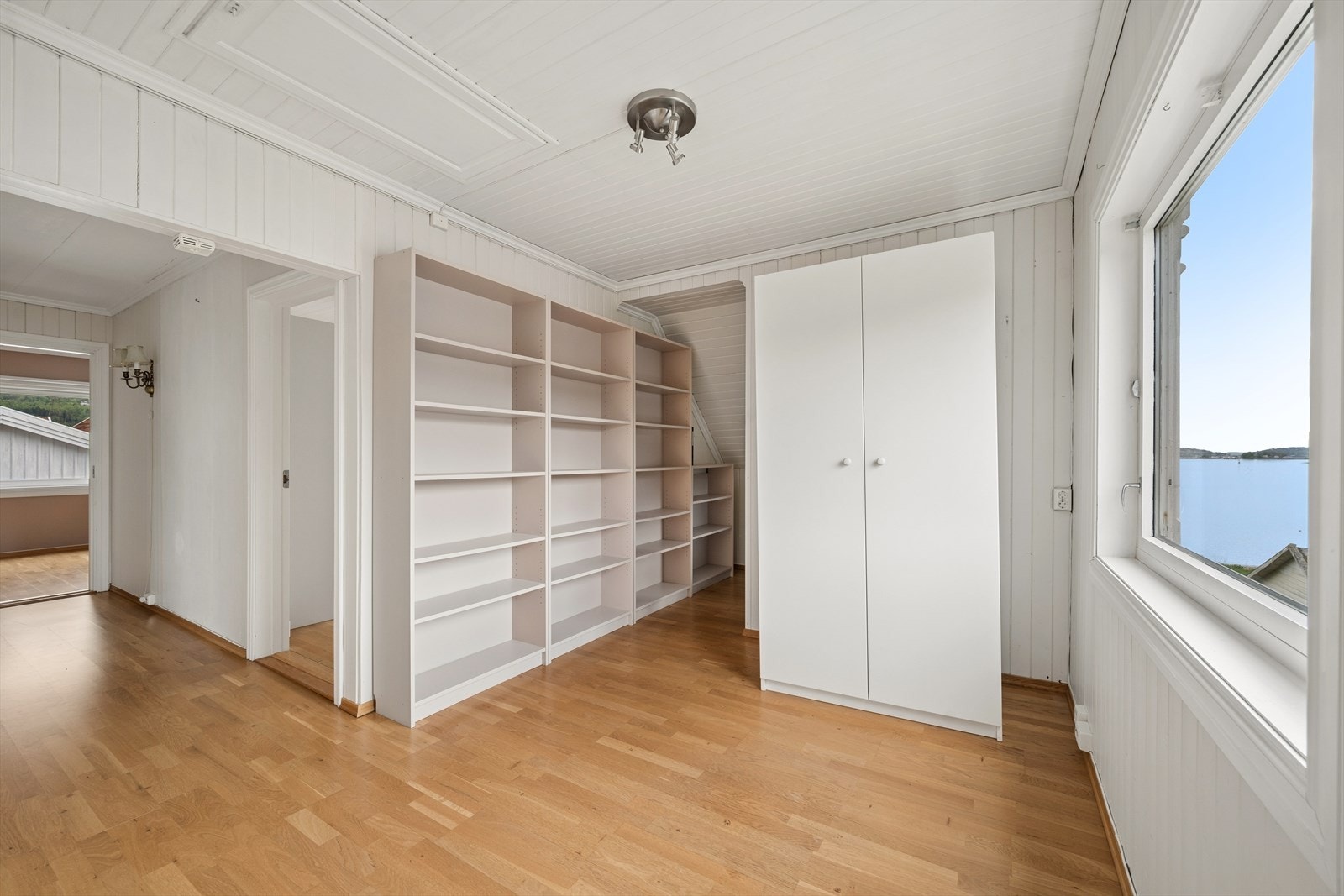 Gangen i andre etasje har hyller og garderobeskap som gir god lagringsplass. Galleribilde