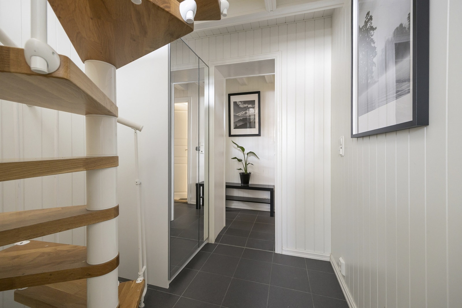 Gang i underetasjen med plass til garderobeskap. Underetasjen består av soverom, arbeidsrom, bad/wc og del innredet som hybel; rom innredet som stue, kjøkken og bad. Del innredet som hybel er ikke godkjent som varig oppholdsrom Galleribilde