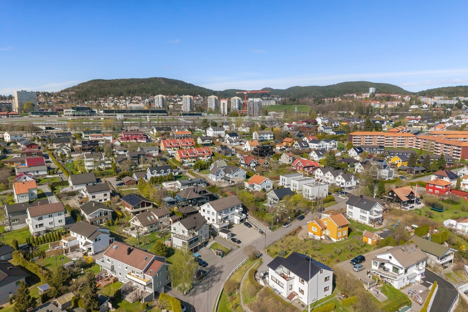 Her er det kort vei til skoler, barnehager, kollektivtransport, butikker og flotte turområder som Bjerkedalen park og Lillomarka, perfekt for både små og store Galleribilde