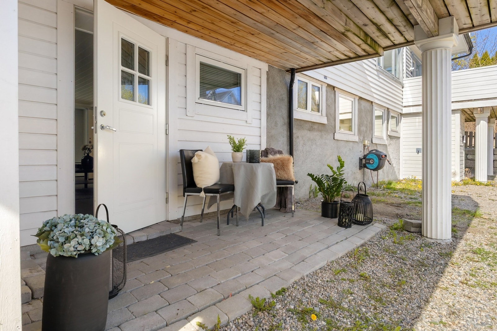 Hellebelagt uteplass utenfor underetasjen Galleribilde