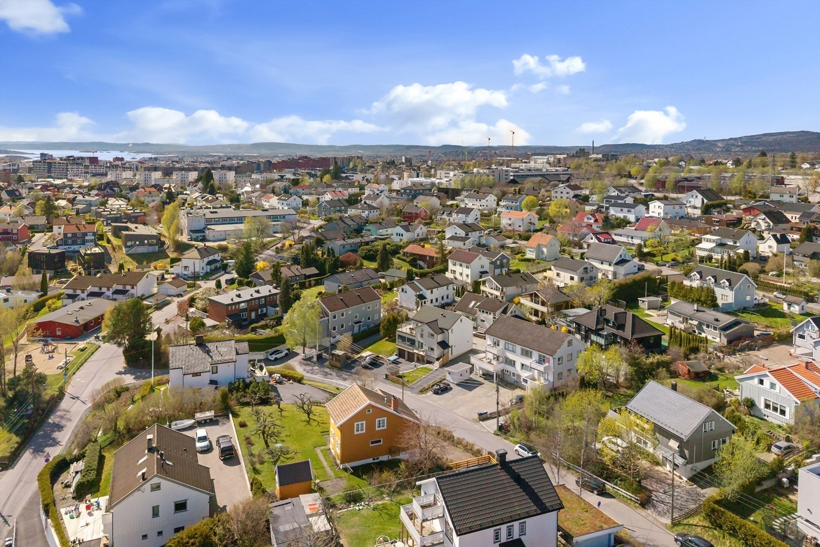 Boligen er beliggende i et rolig, skjermet og meget idyllisk boligområde på Risløkka. Risløkka er en barnevennlig oase i Oslo, med villaer og rekkehus, store frukthager og flotte parkområder Galleribilde