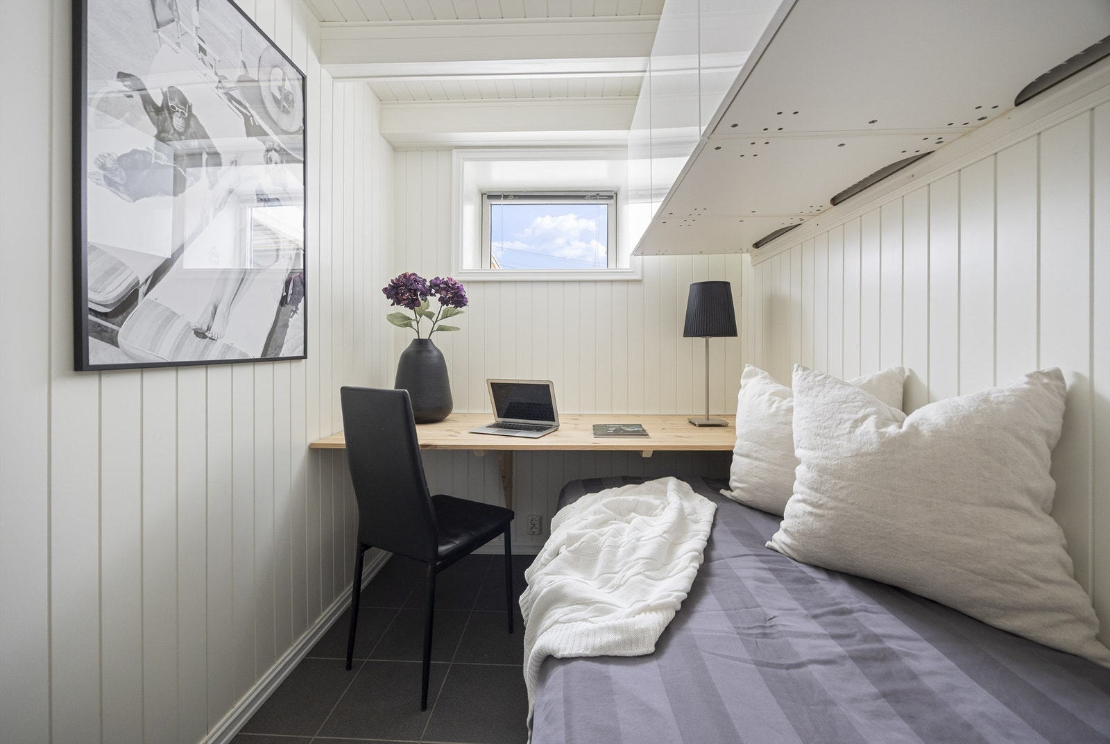 Arbeidsrom med plass til kontorpult og skap. Dette rommet er ikke godkjent som varig oppholdsrom Galleribilde