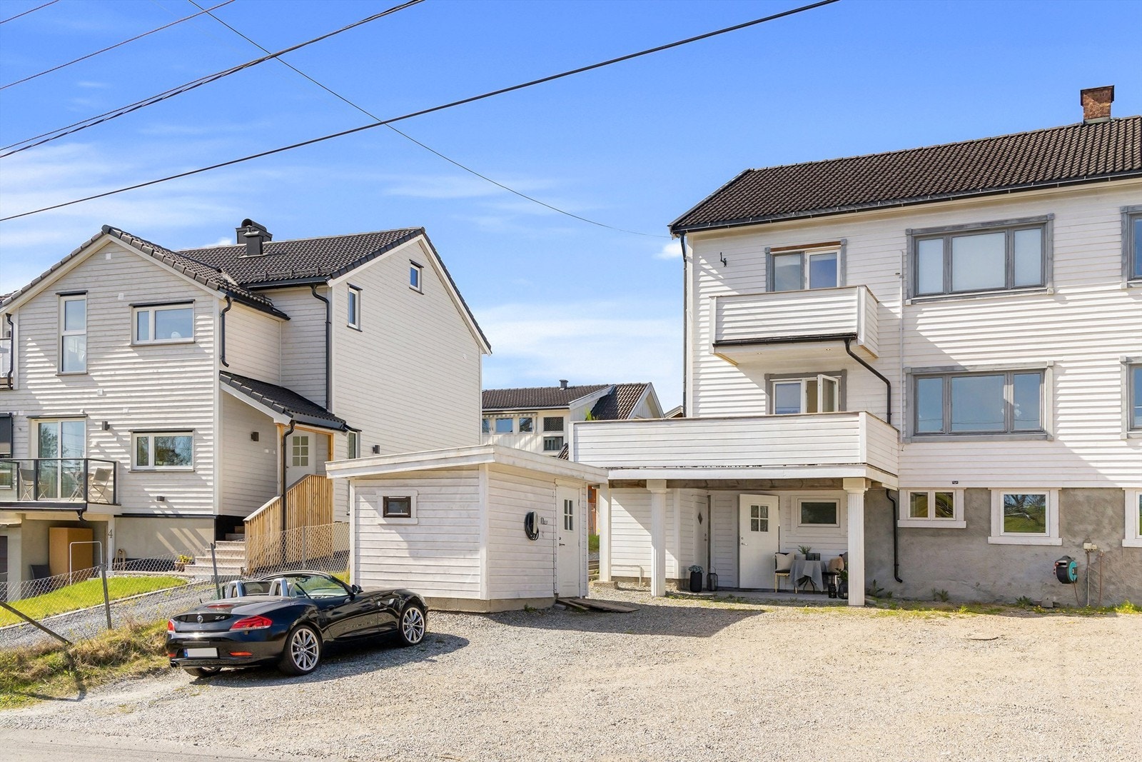 Boligen disponerer to biloppstillingsplasser utenfor inngangen til underetasje, ref. sameiets vedtekter Galleribilde