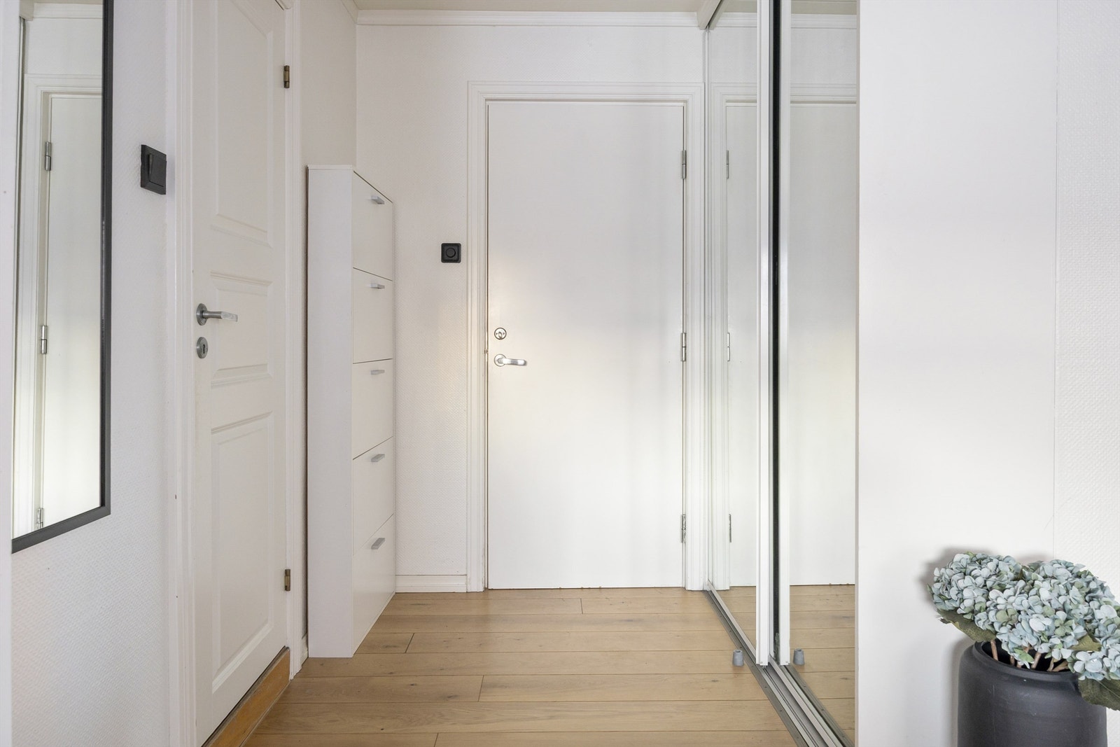Entré med skyvedørsgarderobe og skoskap Galleribilde