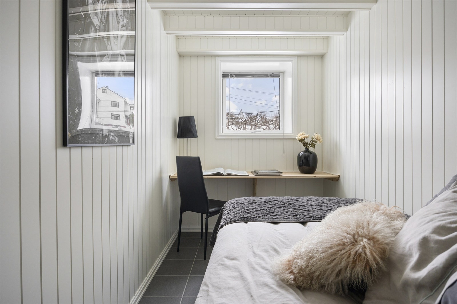 Soverom i underetasjen med plass til seng, garderobeskap og kontorpult Galleribilde