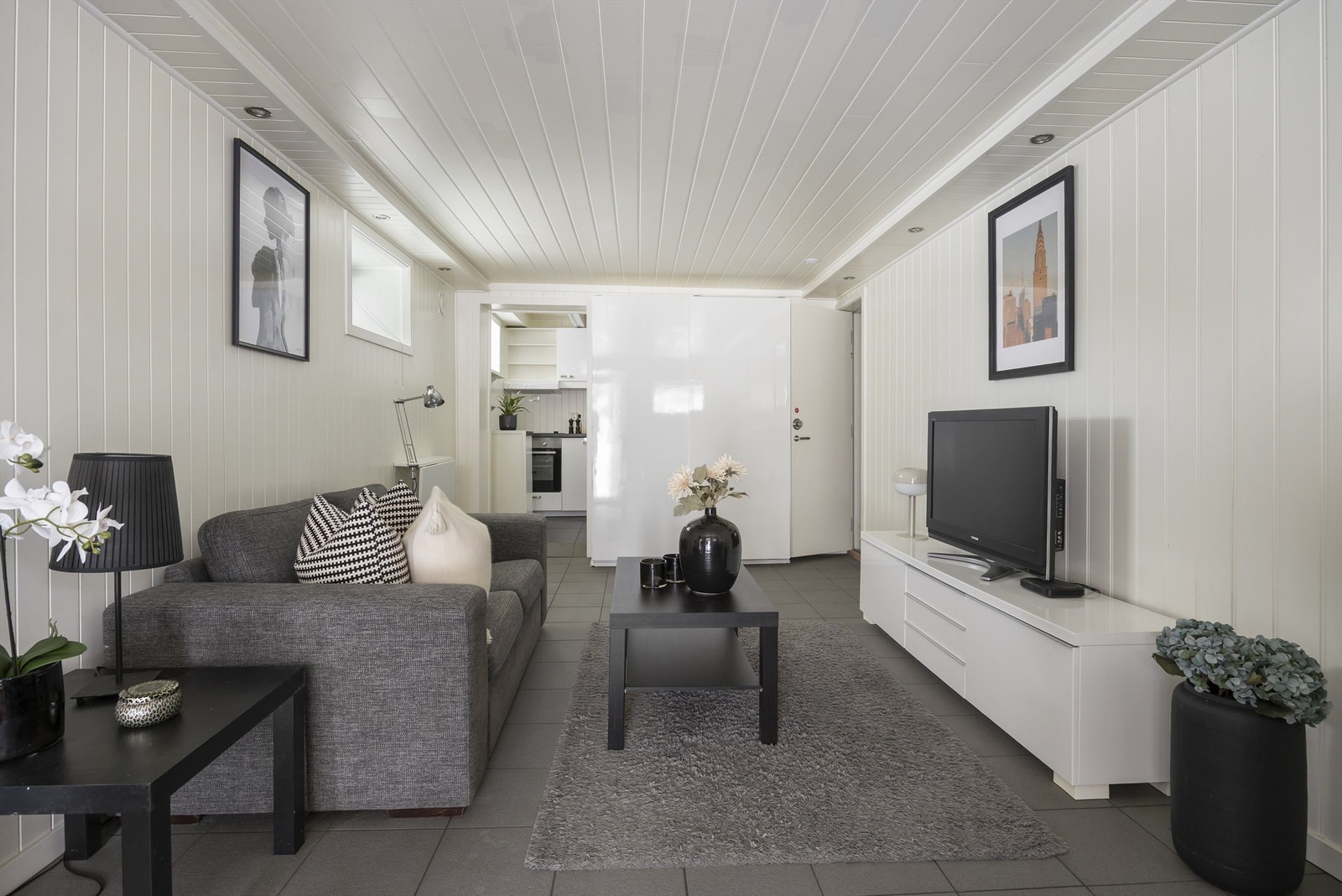Flislagt gulv og downlights i himling Galleribilde